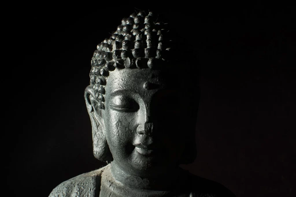 Buddha szobor a sötétben